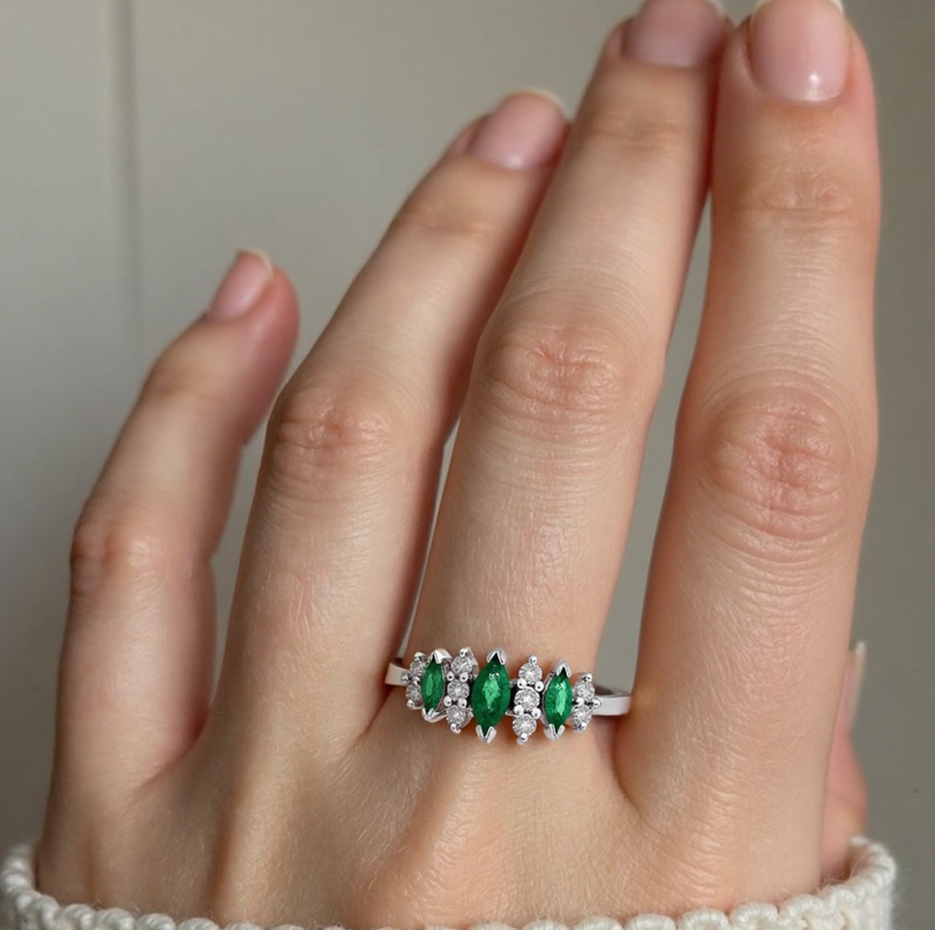 10 Karat Weißgold 1 Karat Marquiseschliff Smaragd 0,15 Karat Naturdiamant Drei-Stein-Illusion Jubiläumsring-2