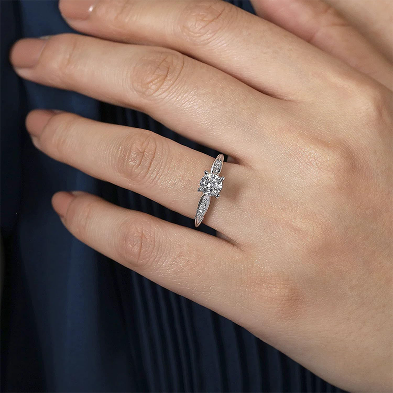 Anello di fidanzamento in oro bianco 10 carati con moissanite rotonda da 1,95 a 5,45 ct.T.W.-2