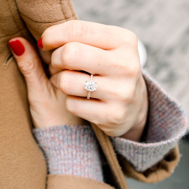 Anello nuziale in oro bianco 10K con moissanite-2