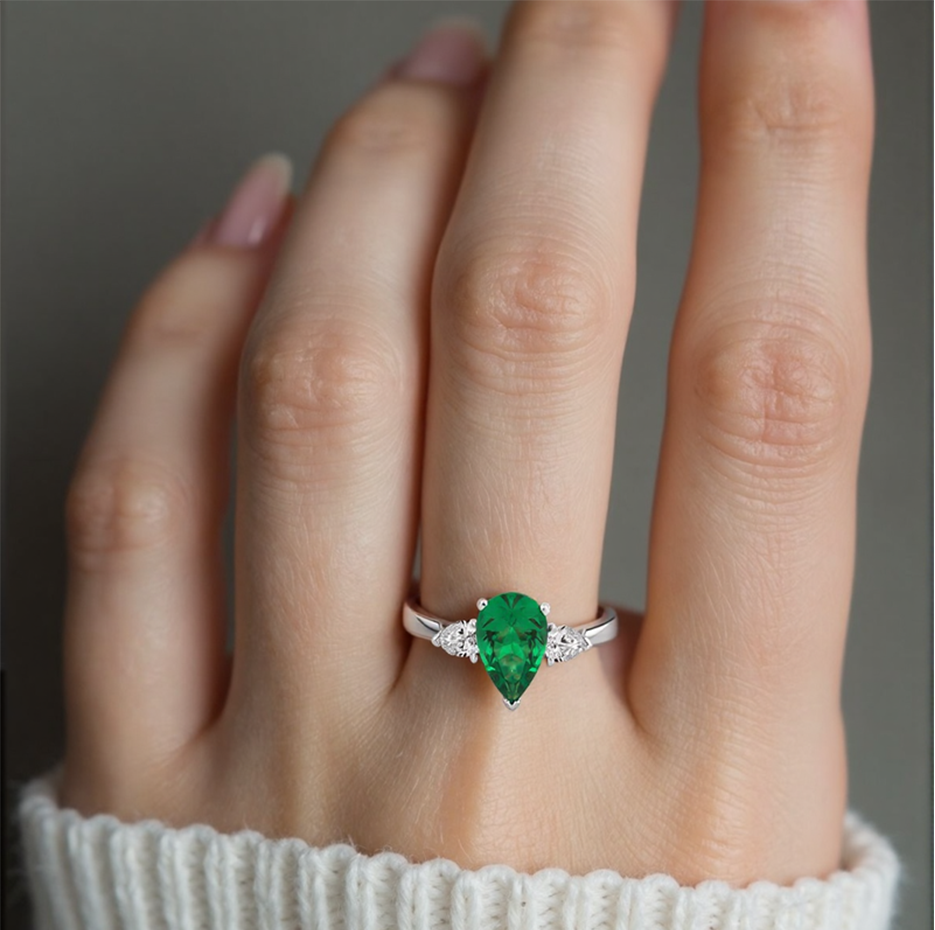 Verlobungsring aus 10 Karat Weißgold mit Smaragd im Birnenschliff und 0,4 Karat Diamant-2