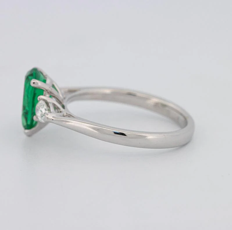 Verlobungsring aus 10 Karat Weißgold mit Smaragd im Birnenschliff und 0,4 Karat Diamant-3
