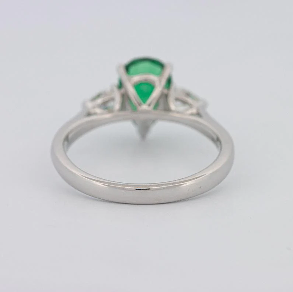 Verlobungsring aus 10 Karat Weißgold mit Smaragd im Birnenschliff und 0,4 Karat Diamant-4