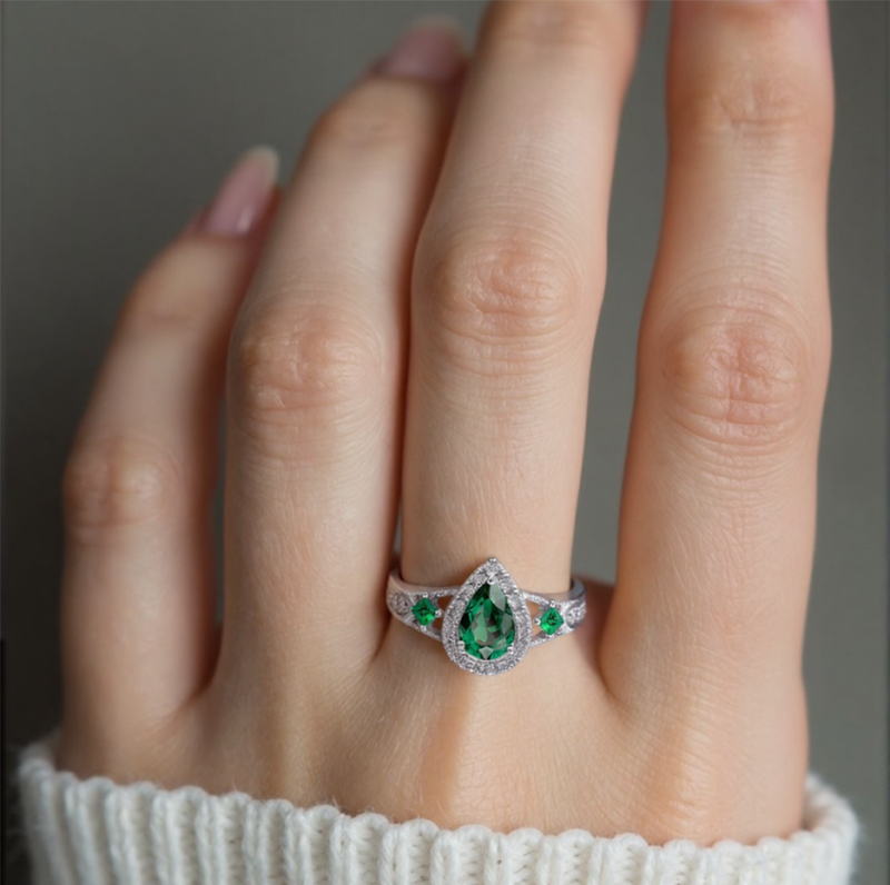 10K witgouden peervormige smaragd en diamanten halo verlovingsring-2