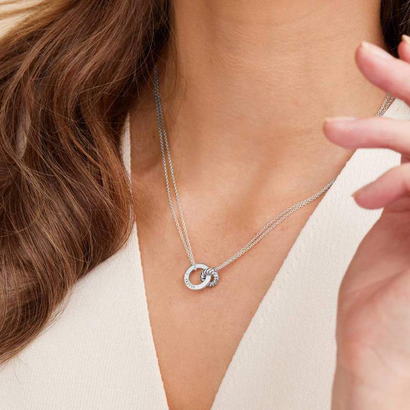 Colar pendente com gravação personalizada em zircónias cúbicas em ouro branco de 10K-2