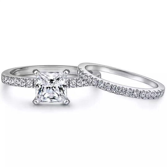 Bague de fiançailles en or blanc 10K en forme de carré de princesse en moissanite avec nom classique personnalisé