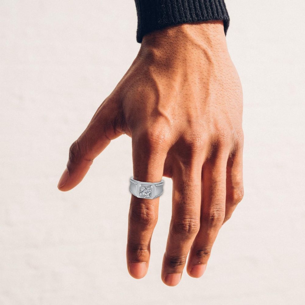 Anel de noivado em moissanita com corte princesa e gravação personalizada para homem-2