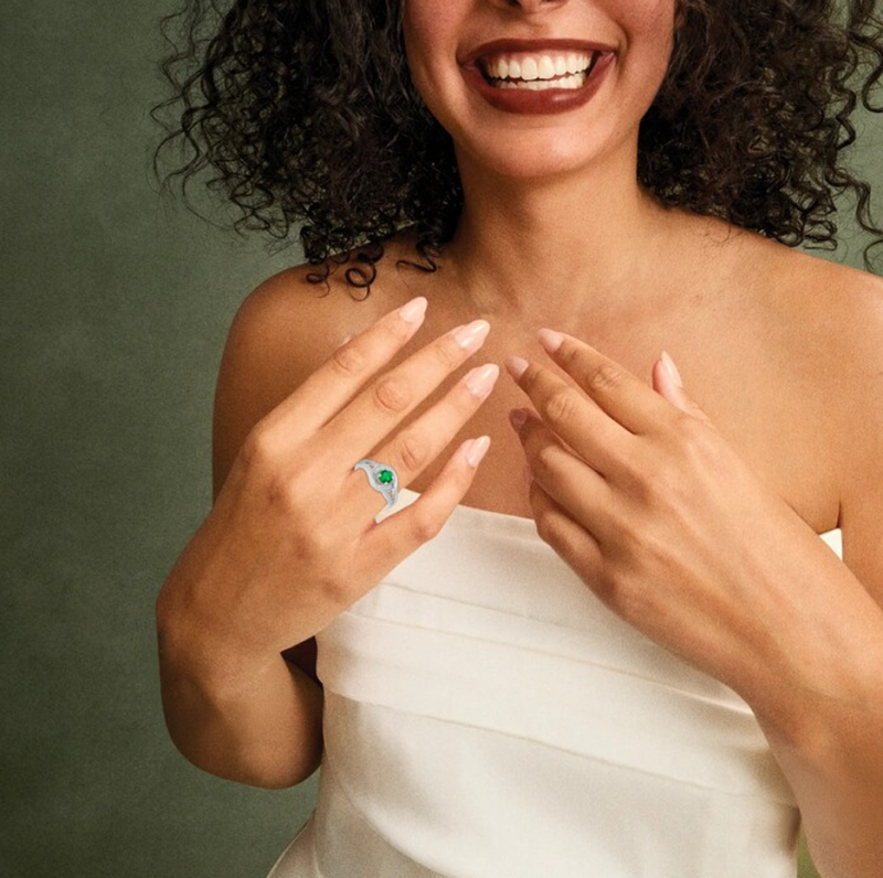 Anillo de compromiso de oro blanco de 10 quilates con esmeralda de talla redonda y diamantes naturales de 0,1 quilates en total, con montura en espiral y brazo dividido.-2