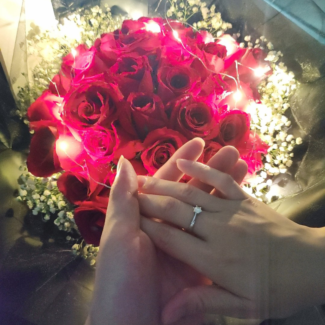 Anel de casamento clássico e de casal personalizado com diamantes redondos em ouro branco-8