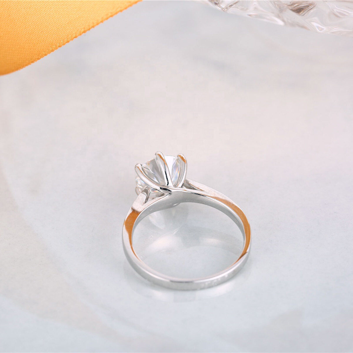 Anillo de compromiso para pareja Moissanite redonda en oro blanco de 10 quilates-4