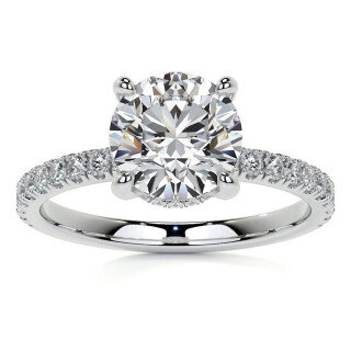 Anillo de compromiso de moissanita redonda de oro blanco de 10 quilates-4
