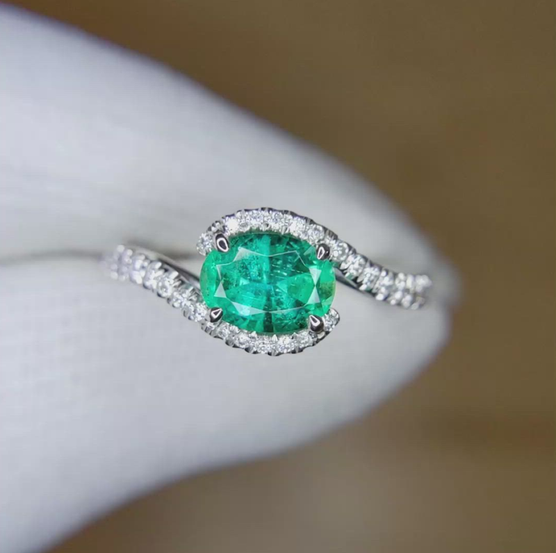 Anillo personalizado con el Ojo de Horus en oro blanco de 10 quilates, con esmeralda de corte ovalado de 2 a 7 quilates y pavé de diamantes naturales redondos de 0,2 quilates.-3