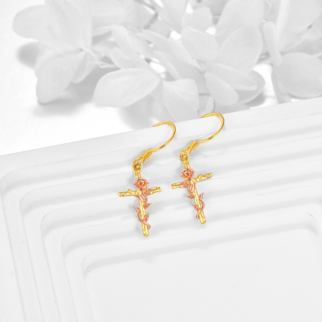 Pendientes colgantes con cruz de rosa y moissanita en oro amarillo de 10 quilates-3