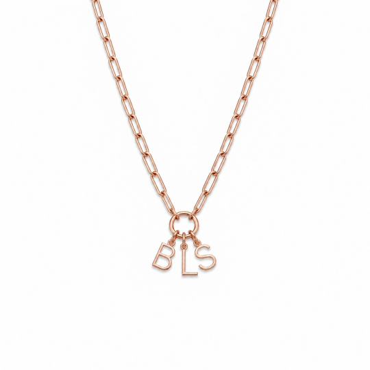 Collar con cadena de clip de papel con inicial personalizada en oro rosa de 18 quilates