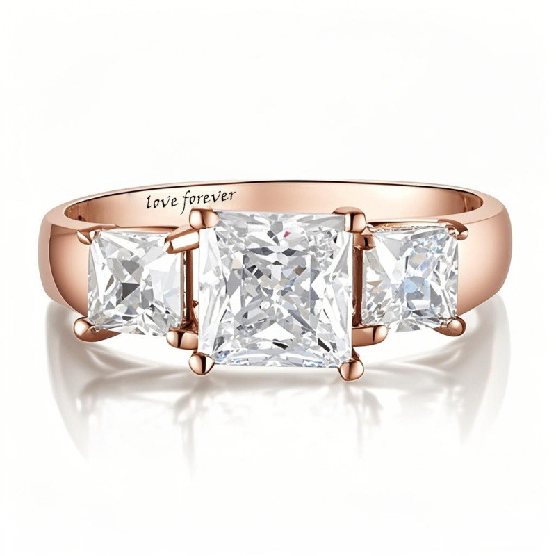 Quadratischer Verlobungsring aus 18 Karat Roségold mit Moissanit im Prinzessschliff und eingraviertem Wort-1