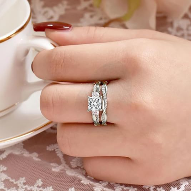 Conjunto nupcial de moissanita con corte princesa en oro blanco 10K-2
