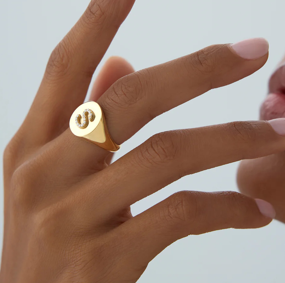 Chevalière en diamant 14 carats 0,1 ct avec lettre-2