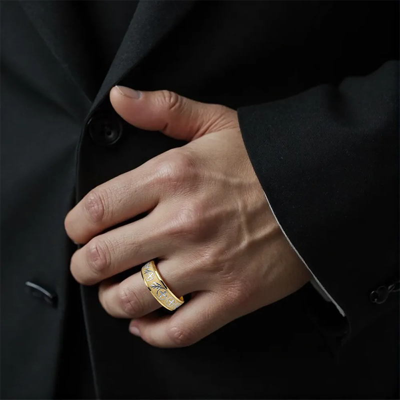 Aliança de casamento personalizada em ouro rosa 14K com gravação de cruz e hera de 8,0 mm para homem.-2