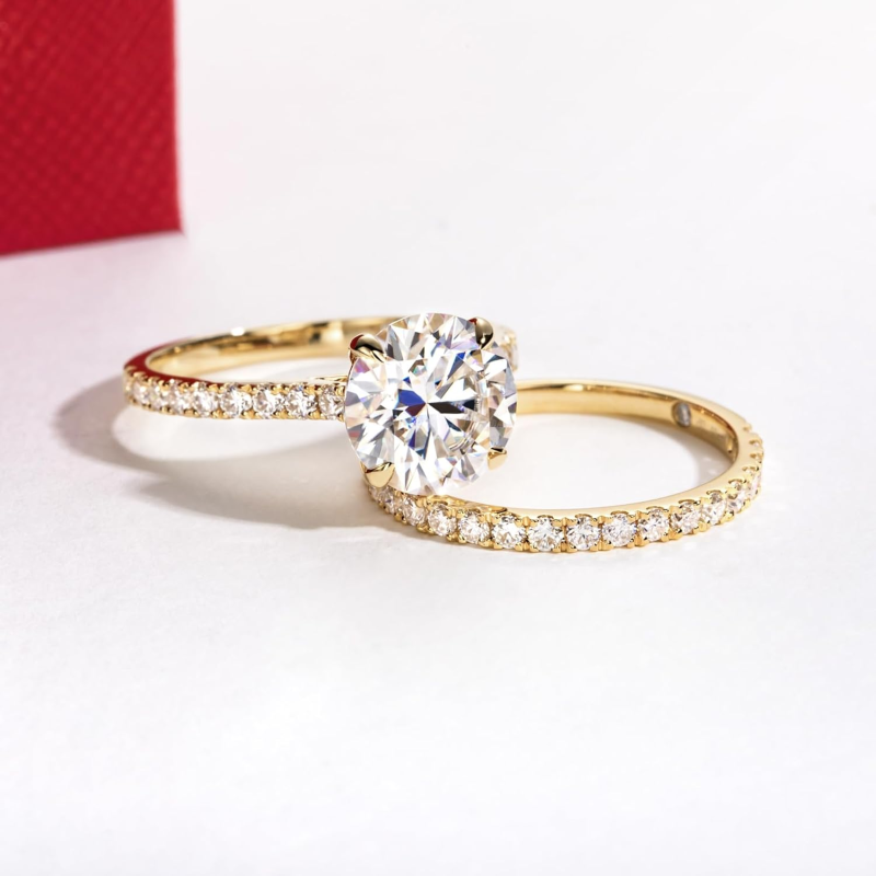 Verlobungsring/Jubiläumsring-Set aus 10-karätigem Gold mit rundem Moissanit (2,5 bis 6 Karat Gesamtgewicht)-6