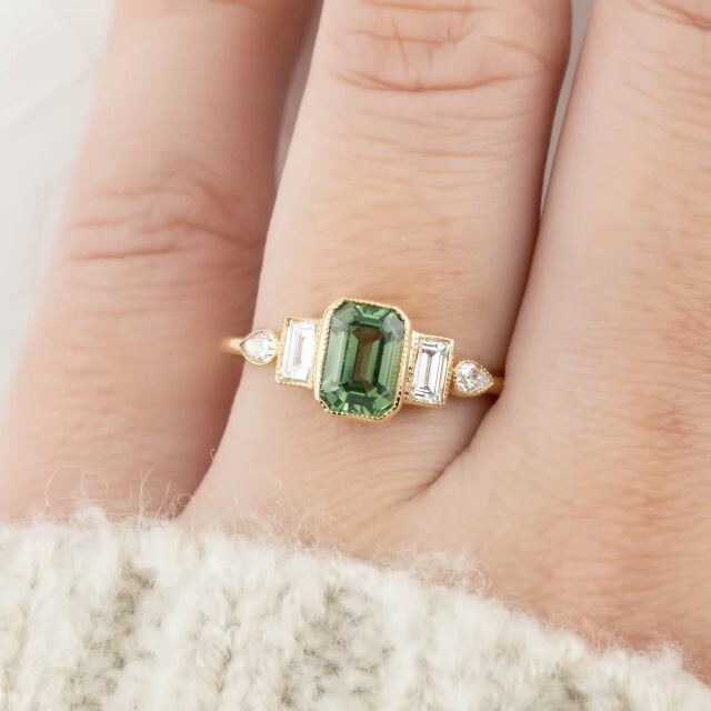 Bague de fiançailles en or 14K 1CT Radiant Cut Emerald Crystal avec Baguette Pear Cut Mois-2