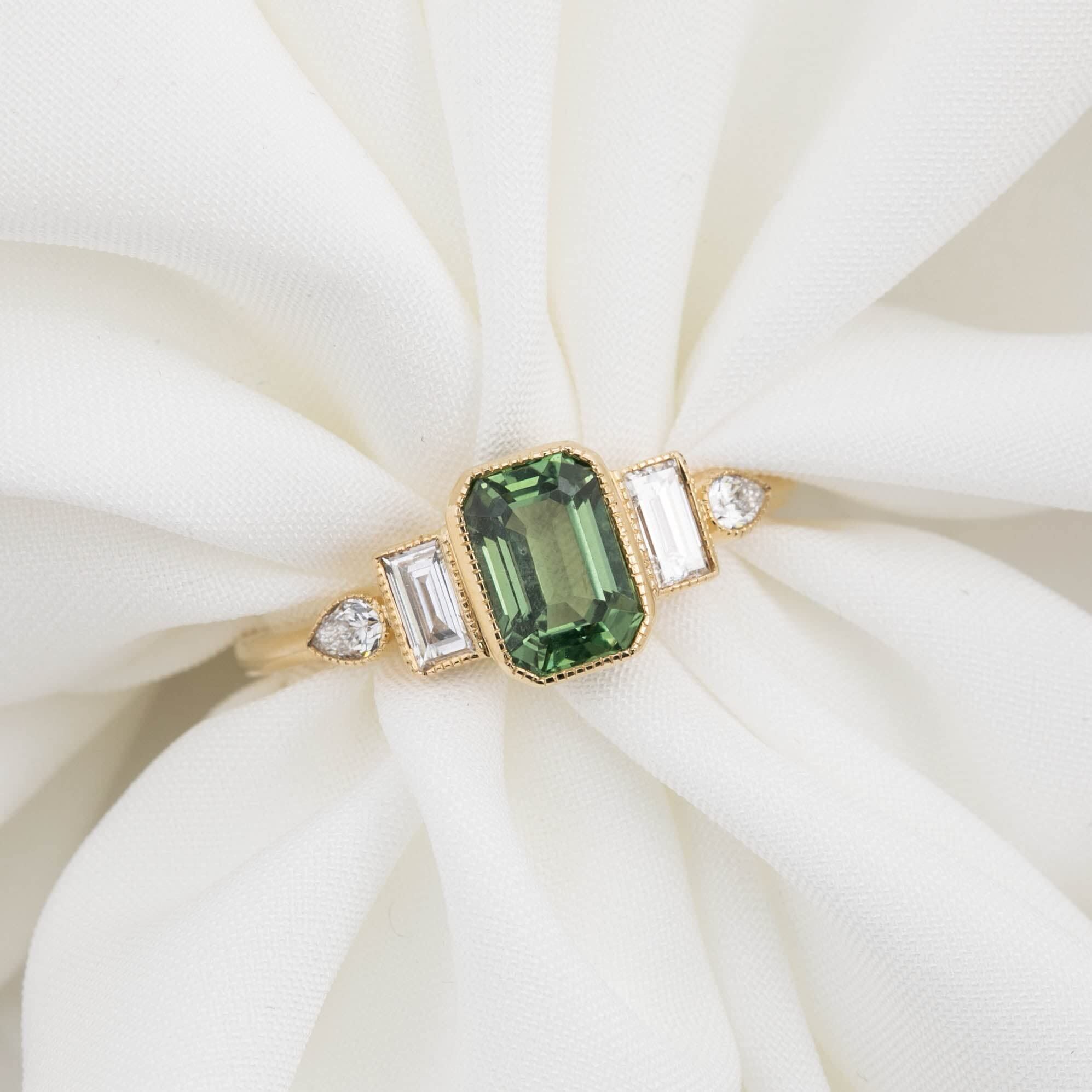 Bague de fiançailles en or 14K 1CT Radiant Cut Emerald Crystal avec Baguette Pear Cut Mois-4