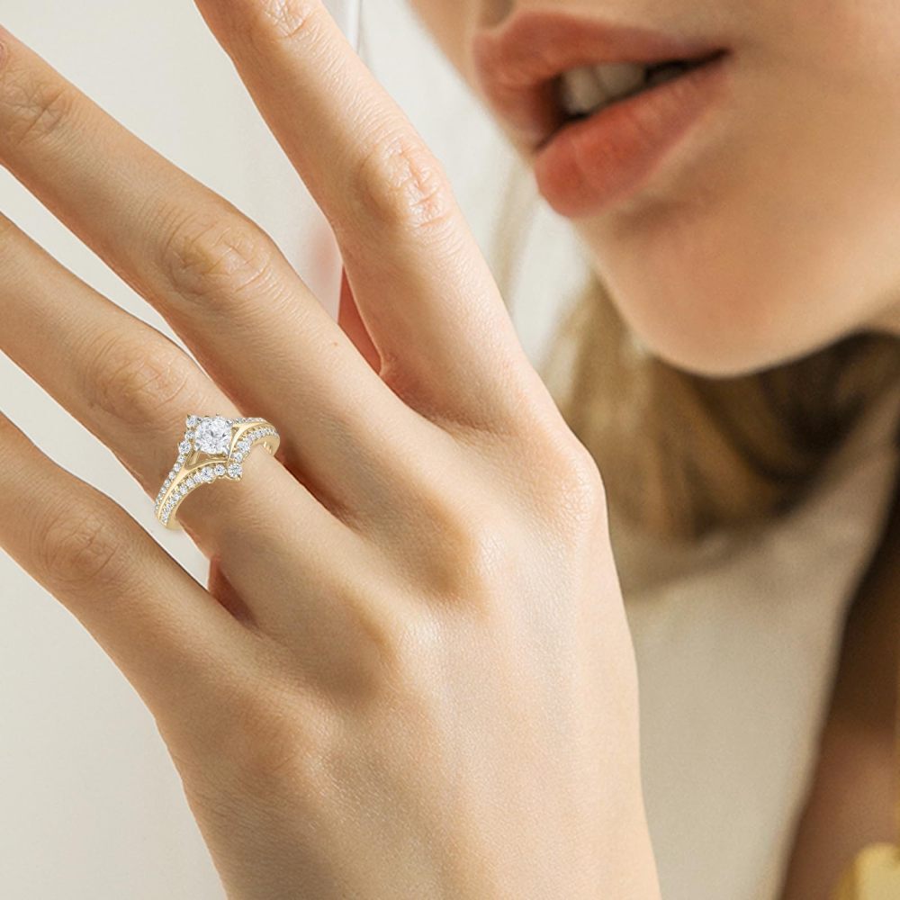 Anillo de compromiso con grabado personalizado de moissanita redonda de 1,5 quilates de peso total en oro de 10 quilates.-2