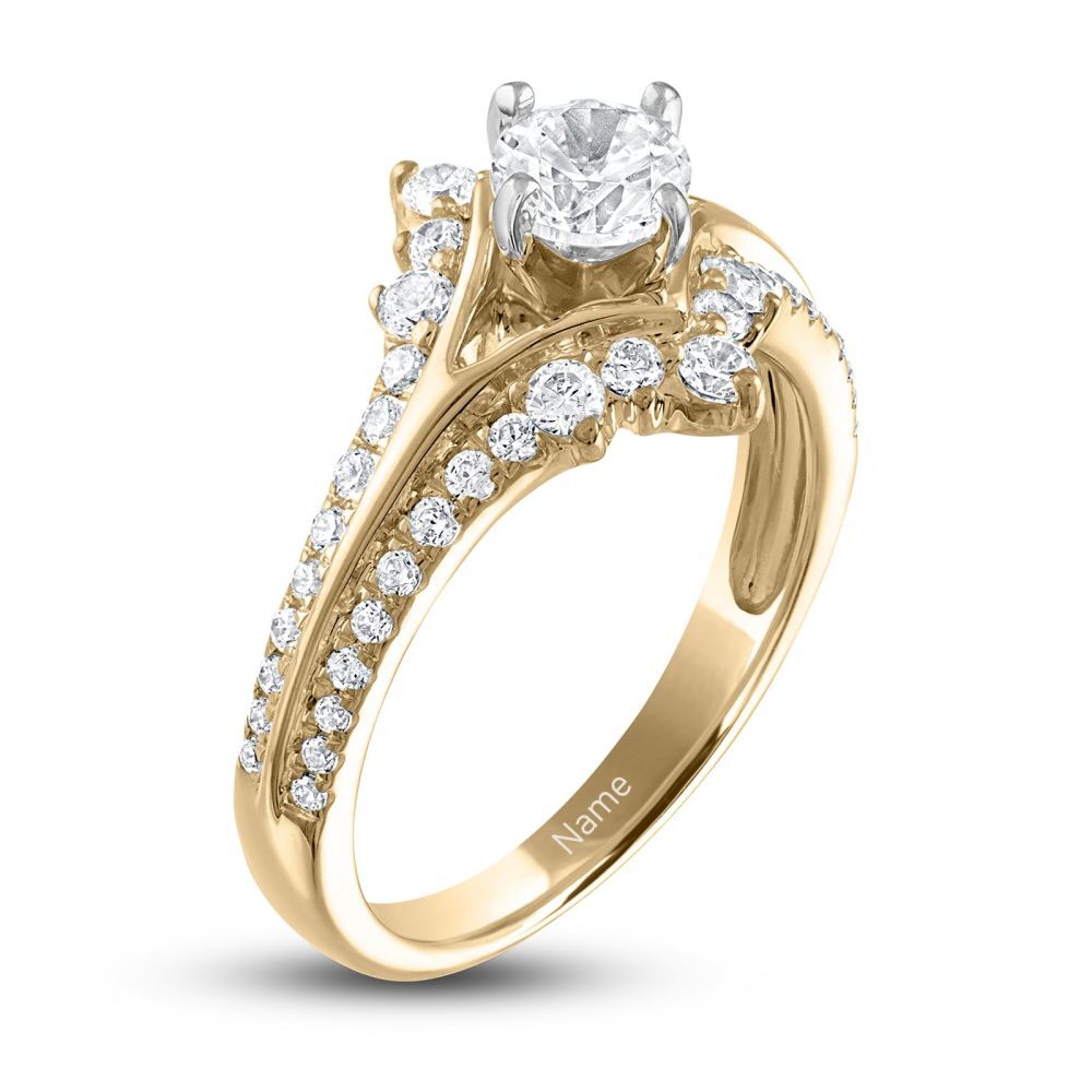 Anillo de compromiso con grabado personalizado de moissanita redonda de 1,5 quilates de peso total en oro de 10 quilates.-4