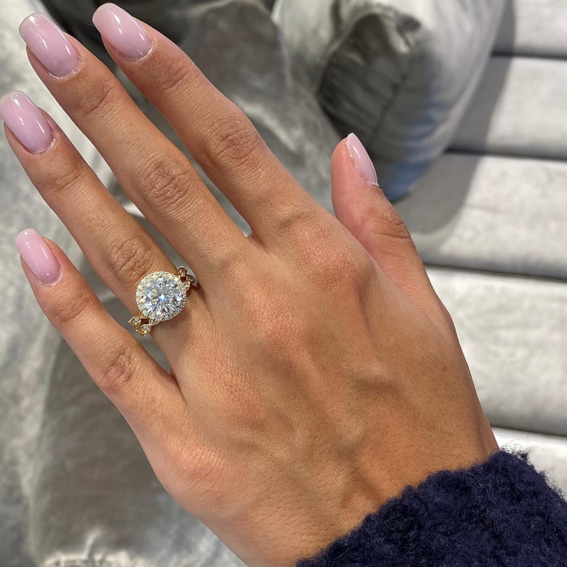 Anillo de compromiso de aniversario de moissanita de talla redonda de oro blanco de 18 quilates con un peso total de 2 a 5,5 quilates.-3