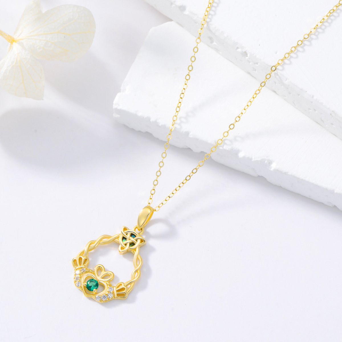 Collier avec pendentif Claddagh en or 14 carats et zircone cubique en forme de nœud celtique-3