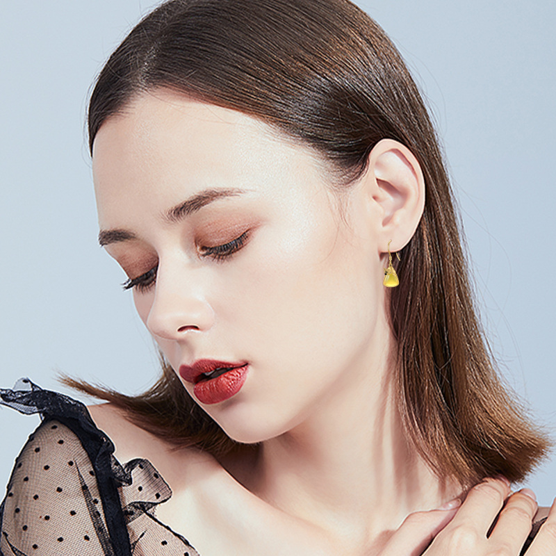 أقراط متدلية من الذهب عيار 18 قيراطًا على شكل نحلة كهرمان ومثلث للنساء-2