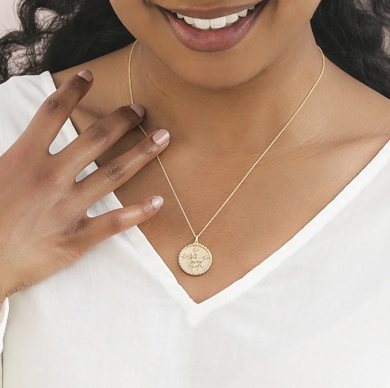 Collar con colgante de medallón de diamantes del signo zodiacal Aries en oro de 10 quilates-3