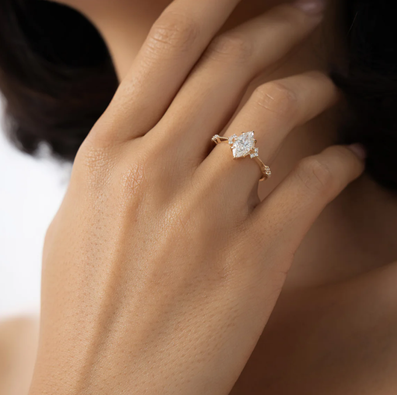 Anillo de compromiso de oro de 18 quilates con diamante de laboratorio talla marquesa estilo Art Déco-2