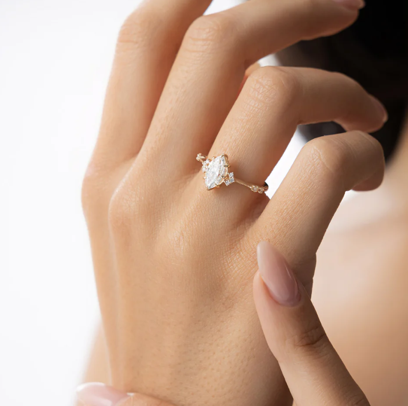 Anillo de compromiso de oro de 18 quilates con diamante de laboratorio talla marquesa estilo Art Déco-3