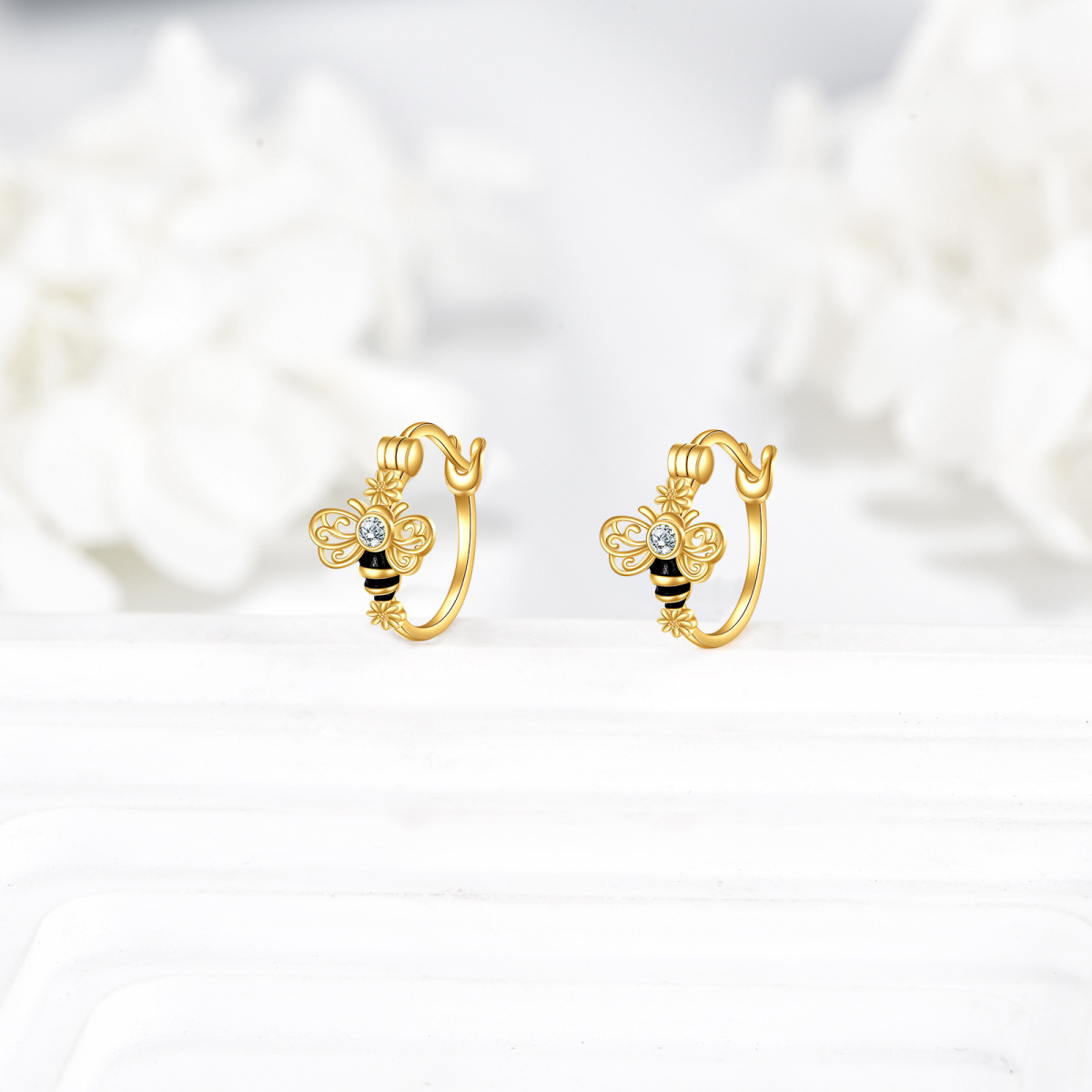 Pendientes de aro con abeja y circonita cúbica en oro de 14 quilates-3