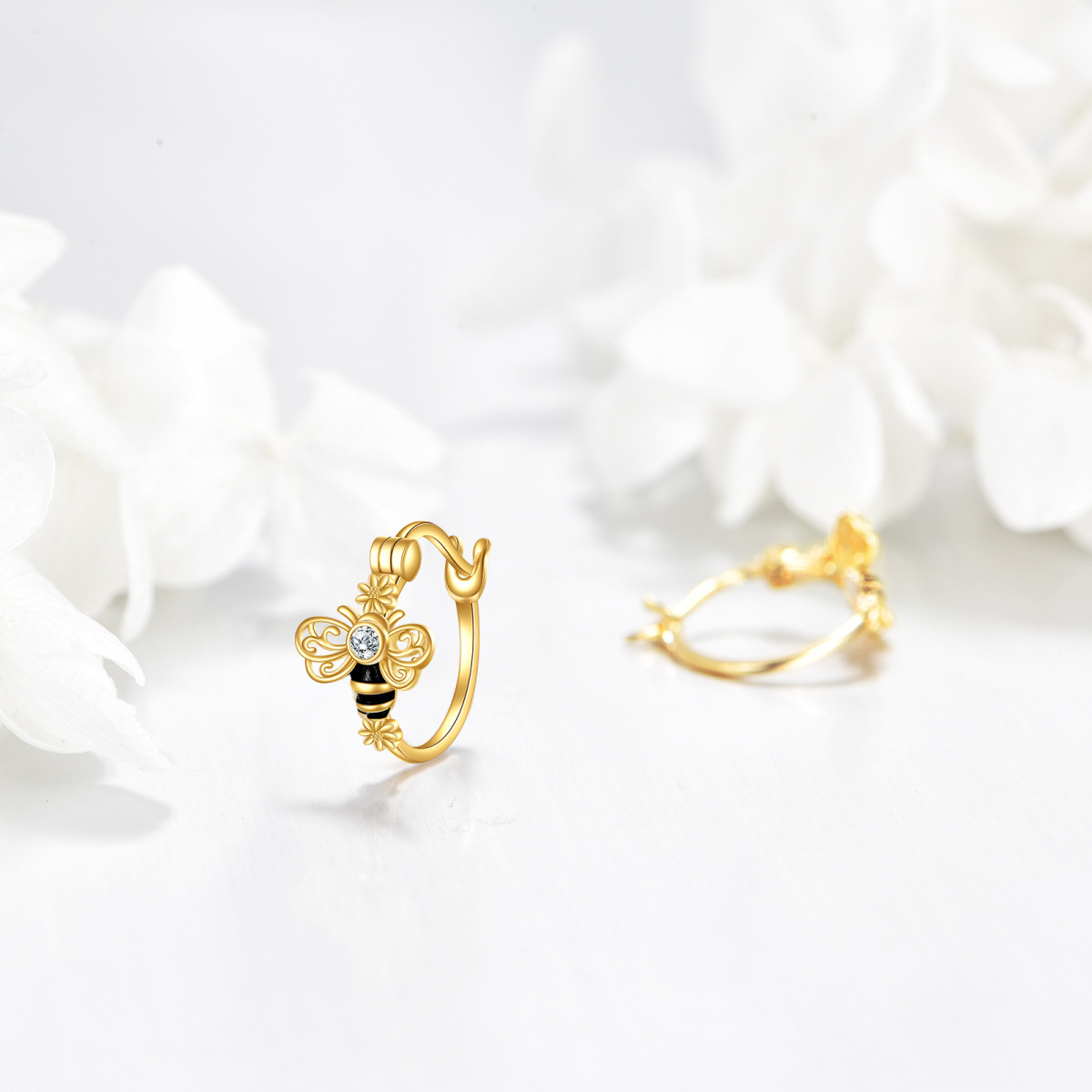 Pendientes de aro con abeja y circonita cúbica en oro de 14 quilates-4