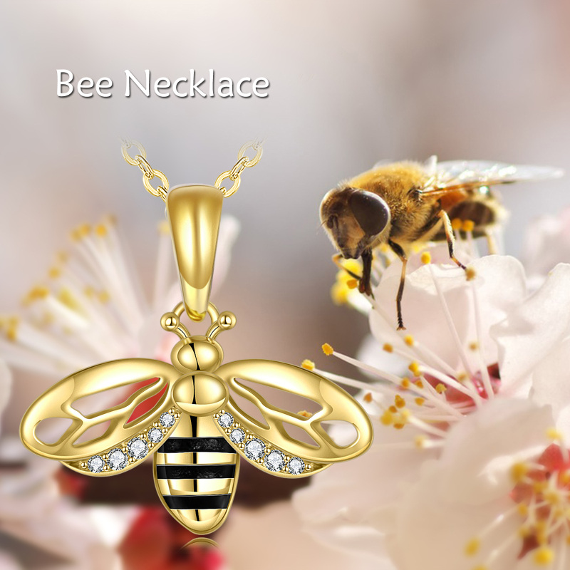 Naszyjnik z wisiorkiem w kształcie pszczoły z cyrkonią sześcienną i 14-karatowym złotem-5