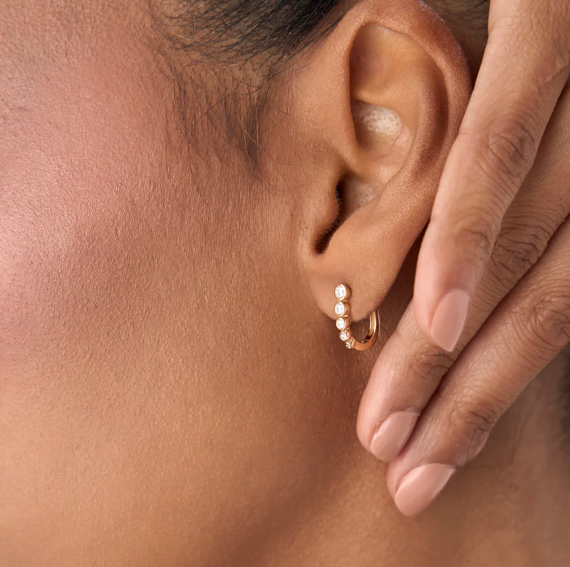 Pendientes de aro con diamantes de 0,25 quilates engastados en bisel de oro de 14 quilates-4