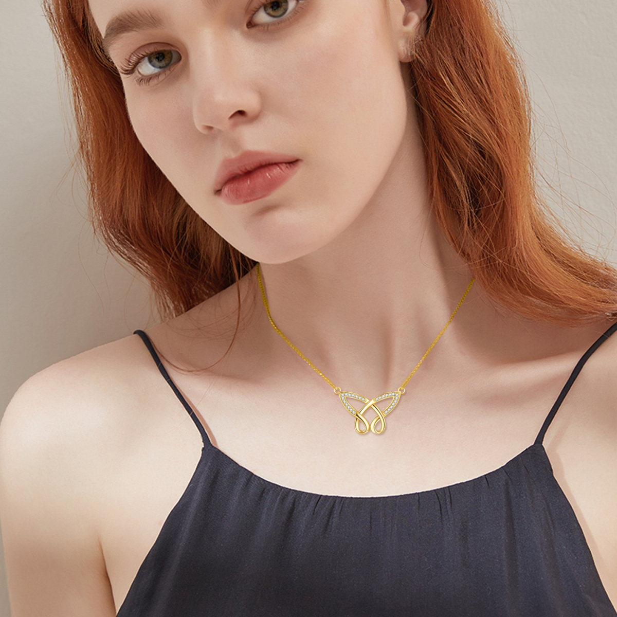 Collar con colgante de mariposa de circonita cúbica en oro de 14 quilates-2