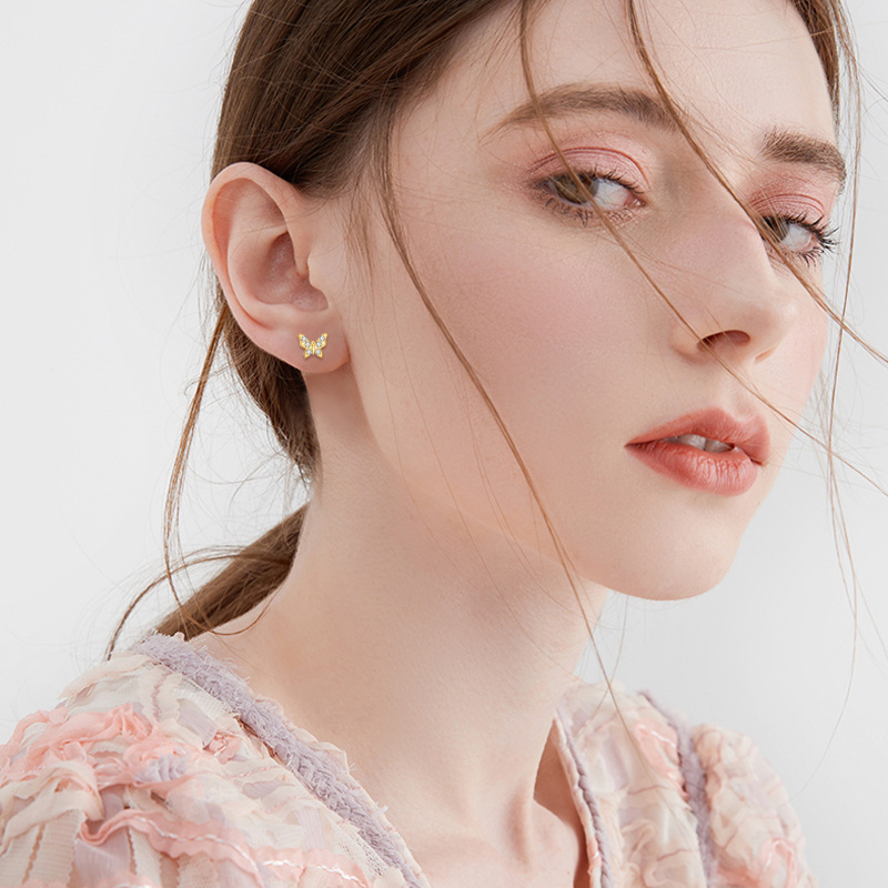 Kolczyki-wkręty z 10-karatowego białego złota z cyrkonią sześcienną i motylem-2