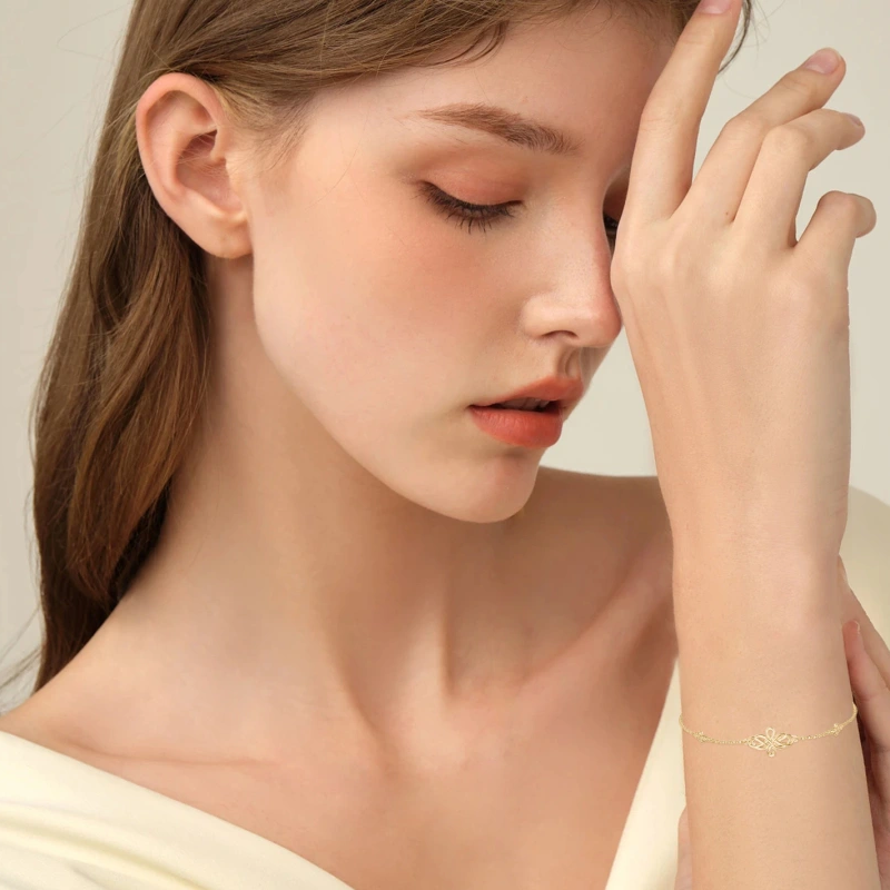 Bracciale con ciondolo nodo celtico in oro bianco 10K-2