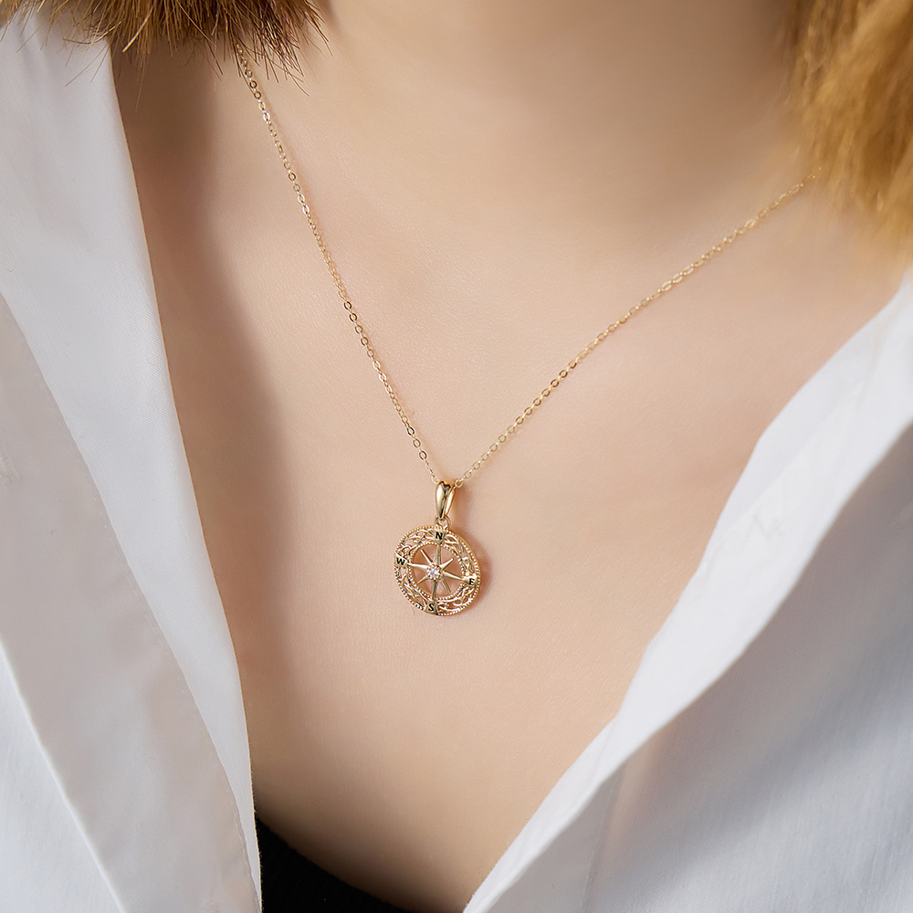Collar con colgante de brújula y nudo celta de circonita cúbica en oro de 10 quilates-2