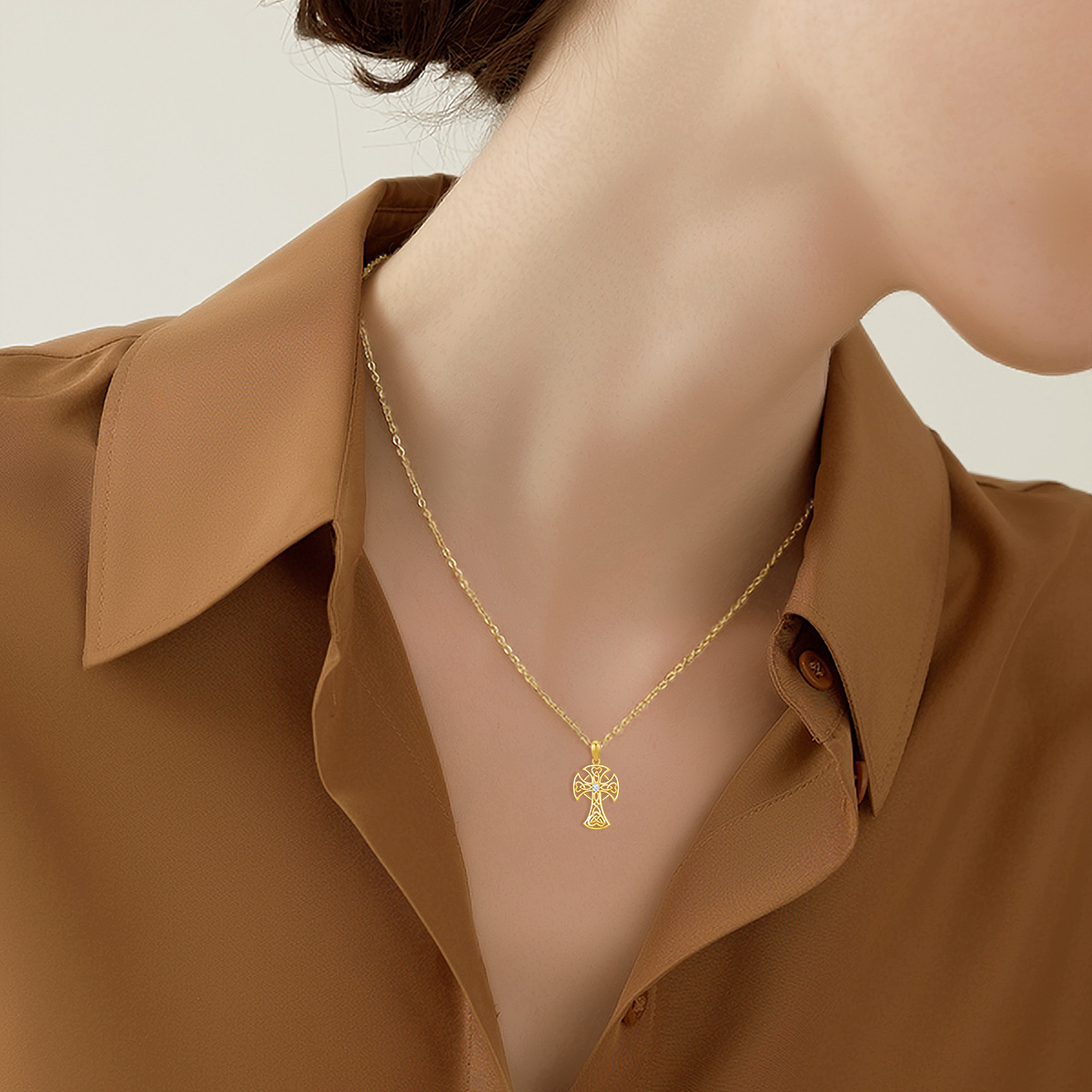 Collier pendentif nœud celtique et croix en or 14K à zircon cubique-2