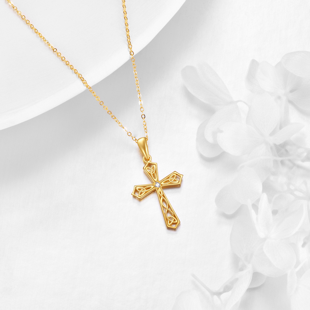 Collier pendentif nœud celtique et croix en or 14K à zircon cubique-5