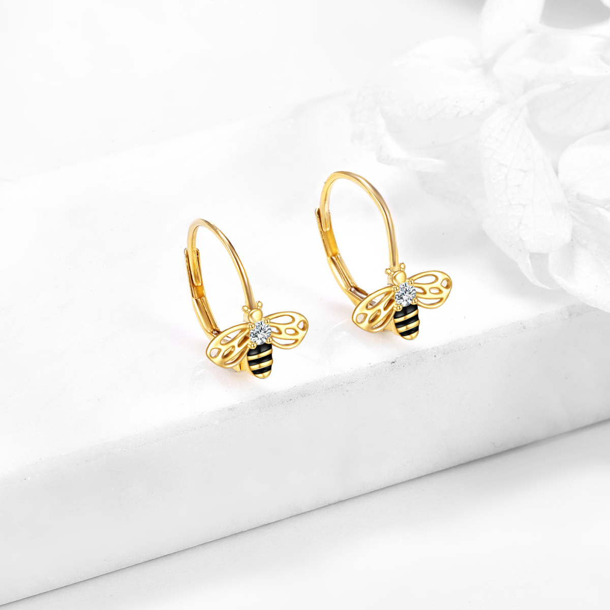 Boucles d'oreilles à levier en or 14K avec zircon cubique en forme d'abeille-3