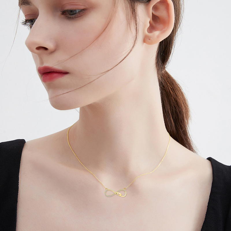 Halskette aus 14-karätigem Gold mit kreisförmigem Zirkonia-Anhänger in Form von Händen und Unendlichkeitssymbol-2