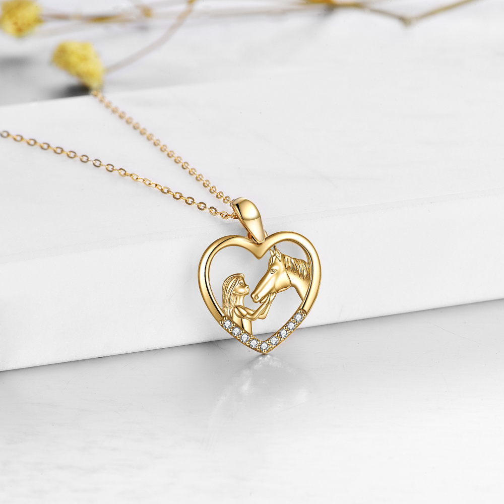 Collar con colgante de corazón de caballo y circonita cúbica circular en oro de 18 quilates-3