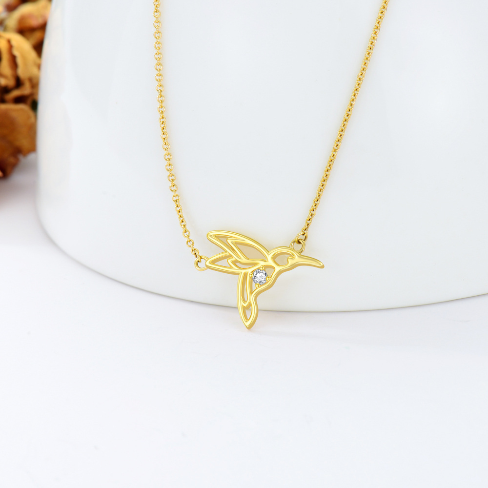 Colar com pendente de colibri de zircónia cúbica em formato circular de ouro 10K-2