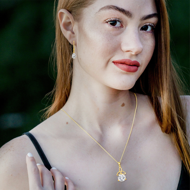 Collar con colgante de nudo celta circular de moissanita en oro de 10 quilates-3