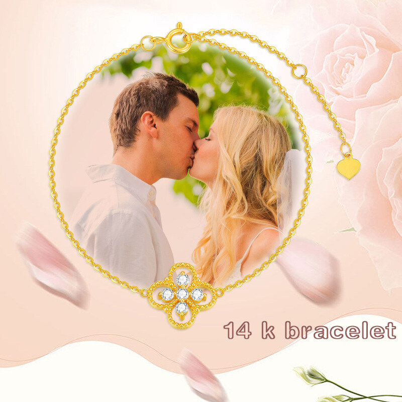 Pulseira com pendente de trevo de quatro folhas em moissanita em formato circular, cravejada em ouro de 14 quilates.-3