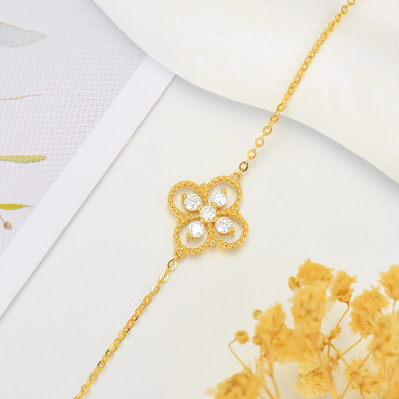 Pulseira com pendente de trevo de quatro folhas em moissanita em formato circular, cravejada em ouro de 14 quilates.-5