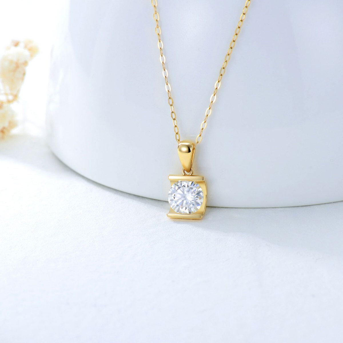 Collana con ciondolo circolare in oro 14K a forma di moissanite rotonda-4